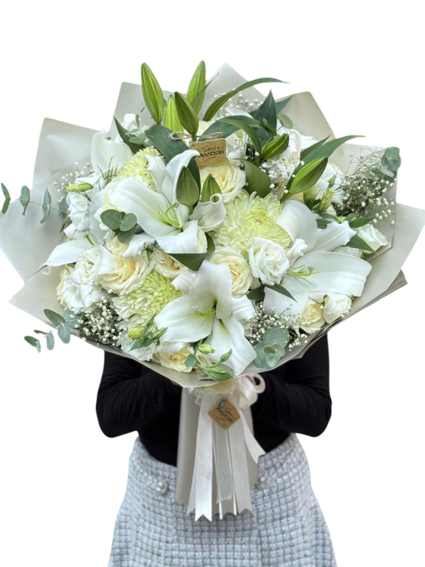 Beyaz Lilyum ve Krem Güllerle Zarif Premium Buket