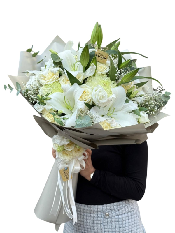 Beyaz Lilyum ve Krem Güllerle Zarif Premium Buket