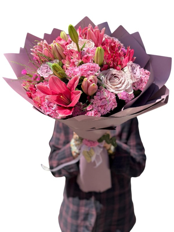 Mürdüm Tonlarında Çiçek Buketi