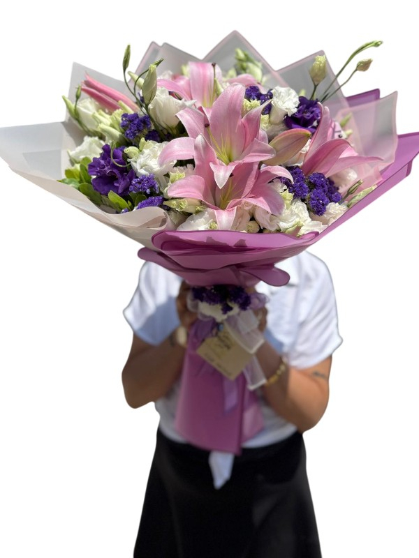 Pembe Lilyumlarla Canlı ve Zarif Buket