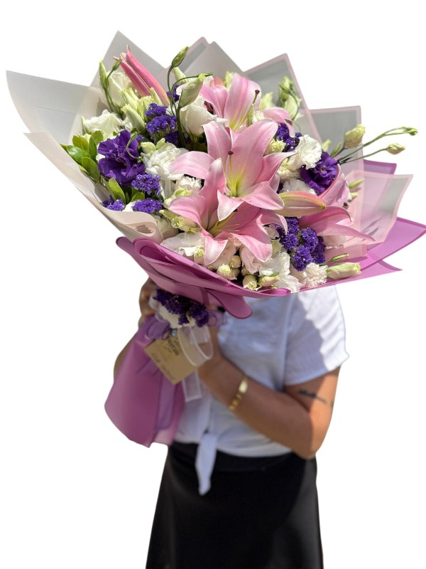 Pembe Lilyumlarla Canlı ve Zarif Buket