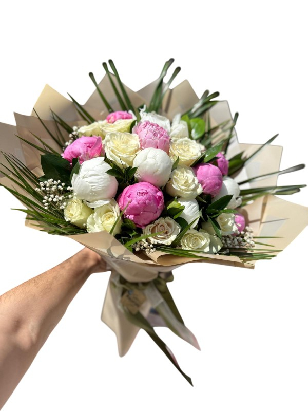 Şakayık ve Güllerle Zarif Çiçek Buketi