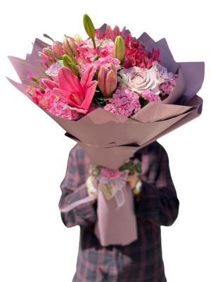 Mürdüm Tonlarında Çiçek Buketi